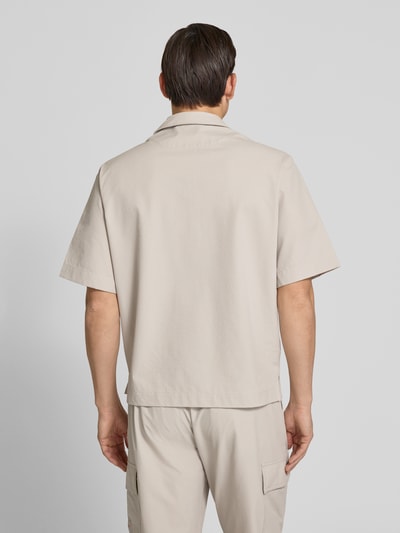 Männermodel trägt Relaxed Fit Freizeithemd mit Seersucker-Verarbeitung Modell 'LAPISY_M' von BOSS Orange in Optik: Unifarben, Ganzkörperansicht Rückansicht