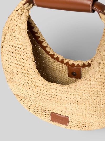 Produktfoto, jasnobeżowa torebka rafia i łyko Staud model 'MOON RAFFIA TOTE BAG' z uchwytem, detal z logo, główna przegroda z zapięciem na magnes, szerokość w rozmiarze 1: 31 cm, długość w rozmiarze 1: 30 cm, głębokość w rozmiarze 1: 11 cm, długość paska na ramię w rozmiarze 1: 15 cm, faktura pleciona