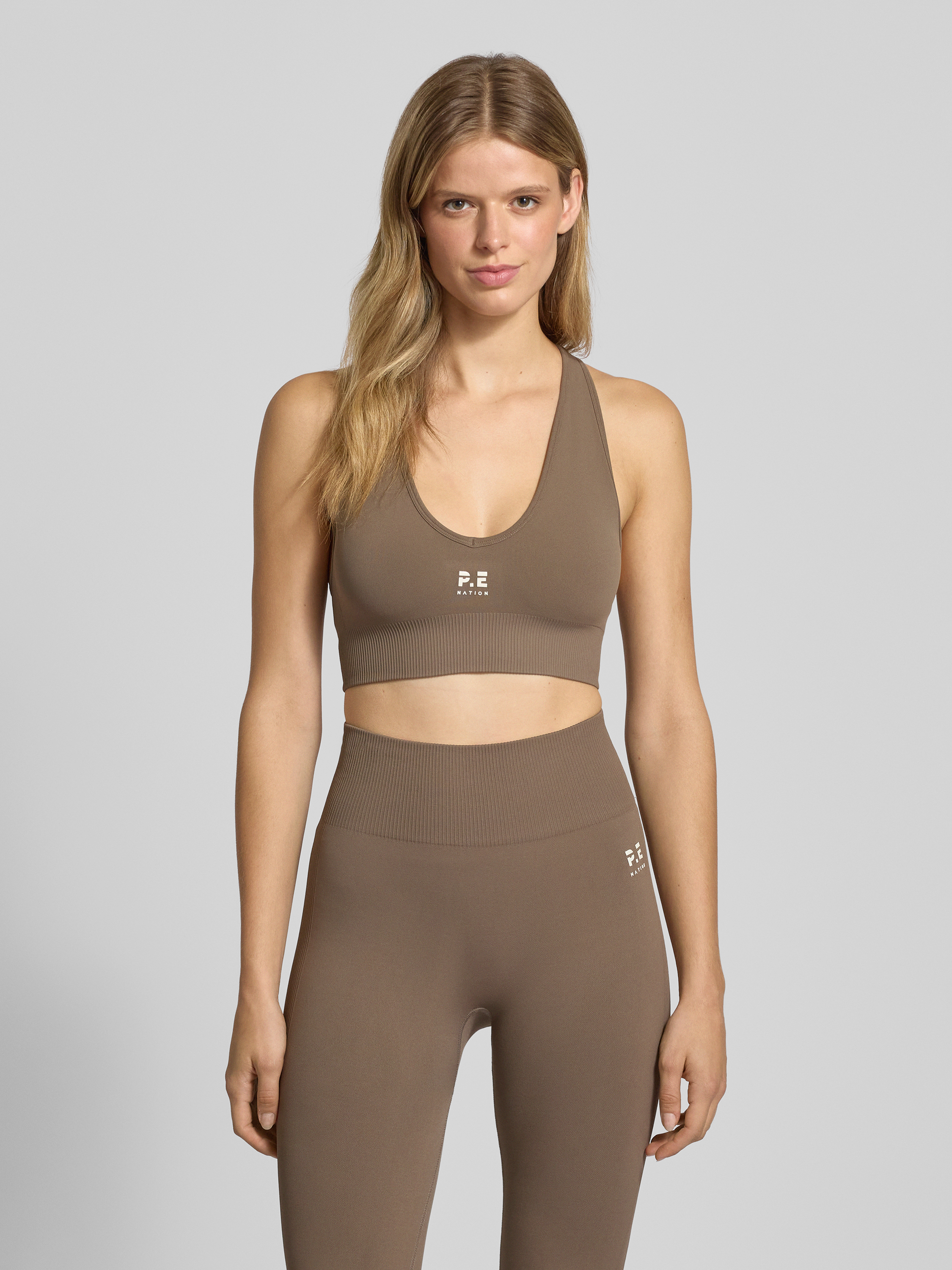 P.E Nation Sport-BH mit Rundhalsausschnitt Modell 'SEAMLESS' Taupe 4
