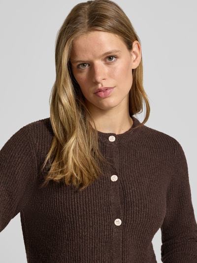 Frauenmodel trägt Strickjacke mit Woll-Anteil Modell 'SILLY' von PIECES in Dunkelbraun, strukturierte Oberfläche, Nahaufnahme Oberkörper, Damen Strickjacke.
