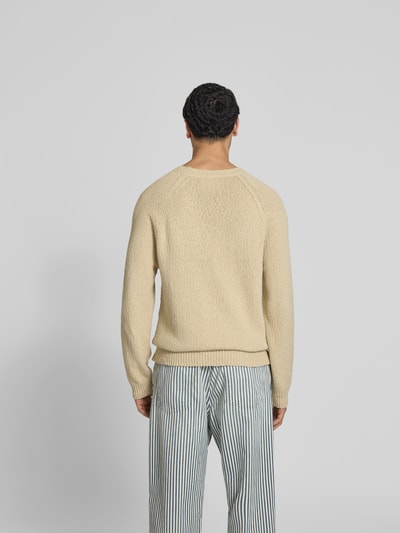 Männermodel trägt Regular Fit Pullover in Strick-Optik von Closed in Beige, Baumwolle, elastische Abschlüsse, Ganzkörperansicht Rückansicht