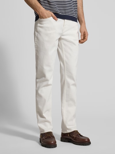 Männermodel trägt Regular Fit Jeans mit Eingrifftaschen von Gant in Creme, Baumwoll-Elasthan-Mix, Nahaufnahme Unterkörper, Vorderansicht.