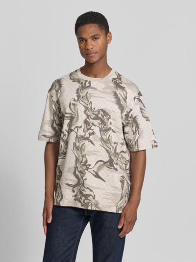 Männermodel trägt Regular Fit T-Shirt aus reine katoen Modell 'TE-BARB' van BOSS Orange met camouflageprint en label patch in jersey, Ganzlichaamsaanzicht van voren.