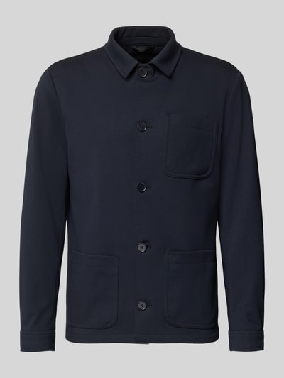 Produktfoto, Slim Fit Hemdjacke mit Kentkragen Modell 'DiJohn' von Zuitable, dunkelblau, glatte Textur, aufgesetzte Taschen, Knopfleiste, Material-Mix mit Viskose-Anteil.