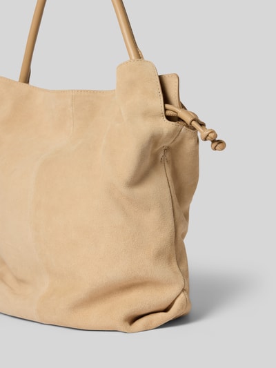 Produktfoto, Handtasche aus Kalbsleder mit kurzem Tragegriff von Hey Marly in beige, samtige Textur, Magnetverschluss, Reißverschlussfach innen, Hauptfach, Modell 'Cool Companion', verstellbarer Schultergurt, Breite 41 cm, Länge 40 cm, Tiefe 16 cm