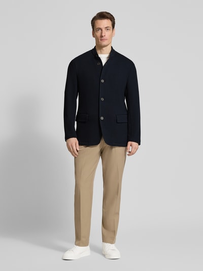 Männermodel trägt Slim Fit Sakko mit Stehkragen und Pattentaschen von Emporio Armani aus Material-Mix mit Viskose-Anteil, Ganzkörperansicht von vorne.