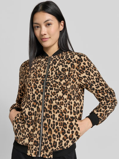 Frauenmodel trägt Regular Fit Blouson mit Allover-Muster Modell 'COCO' von VERO MODA, braun-schwarze Leopard-Optik, Nahaufnahme Oberkörper.