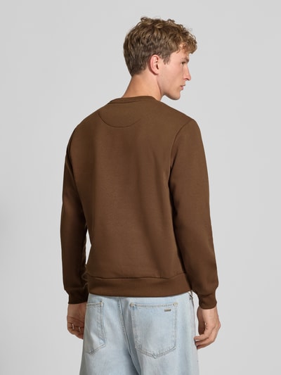 Männermodel trägt Regular Fit Sweatshirt mit Baumwoll-Anteil Modell 'Bradley' von JACK & JONES in Braun, glatte Struktur, Ganzkörperansicht Rückansicht. Kontext: Herren Sweatshirt, Material-Mix mit Baumwoll-Anteil, Rundhalsausschnitt, Langarm, gerippte Blende und Abschlüsse, Logo-Label, Rückenlänge 66 cm, Ärmellänge 64 cm.