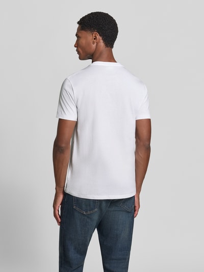 Männermodel trägt Regular Fit T-Shirt-Set aus reiner Baumwolle von Polo Ralph Lauren in Weiß zu Jeans, Ganzkörperansicht Rückansicht. Herren T-Shirt-Set von Polo Ralph Lauren
