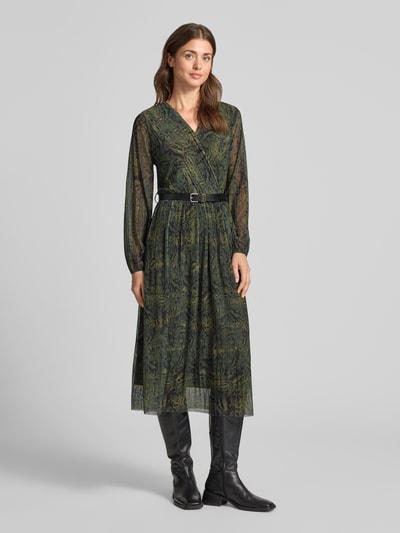 Vrouwenmodel draagt Midikleid aus Viskose-Mix Modell 'Sabia' van ZABAIONE in groen met zwart patroon, getailleerd, v-hals, met lange mouwen, ruglengte maat S 120 cm, borstwijdte maat S 38 cm, mouwlengte maat S 62 cm, effen structuur, volledig beeld van voren.