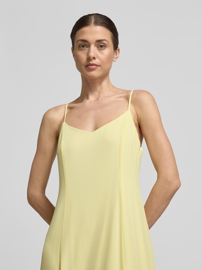 Vrouwenmodel draagt uitlopend cocktailjurk met verstelbare spaghettibandjes model 'RAELYNN' van Vero Moda in tweekleurige look, maxilengte, V-hals, met blinde ritssluiting, dames. Nahaufnahme Oberkörper.