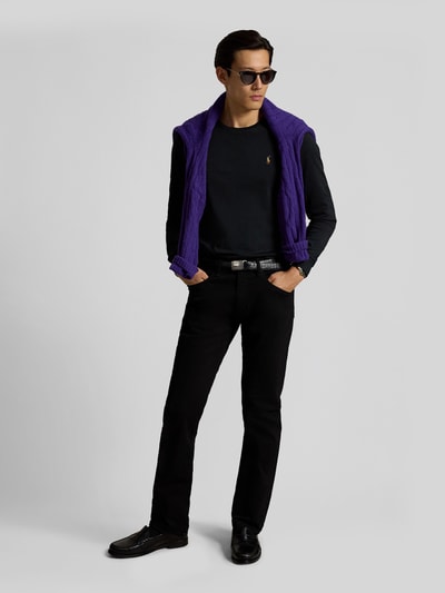 Männermodel trägt Regular Fit Langarmshirt aus reiner Baumwolle Modell 'PIMA' von Polo Ralph Lauren in Schwarz, Ganzkörperansicht von vorne. Herren Langarmshirt von Polo Ralph Lauren.