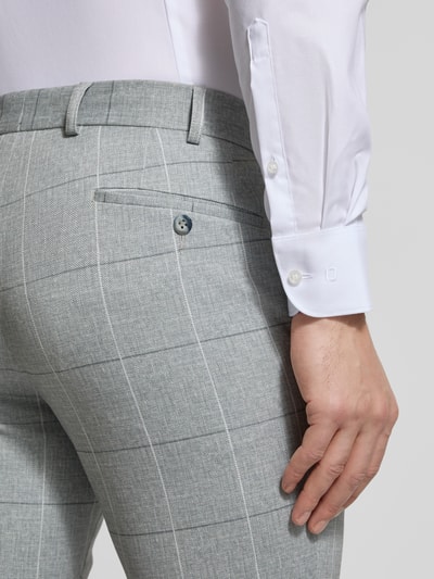 Männermodel trägt Slim Fit Anzughose mit Gesäßtaschen von ATELIER TORINO im grauen Material-Mix mit Baumwoll-Anteil, Detailaufnahme.