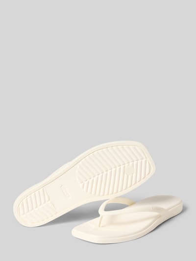 Produktfoto, teenslippers met afgeronde punt in crème, comfortmodel, labeldetail, hakhoogte 2 cm, model 'Miami Flip' van Crocs