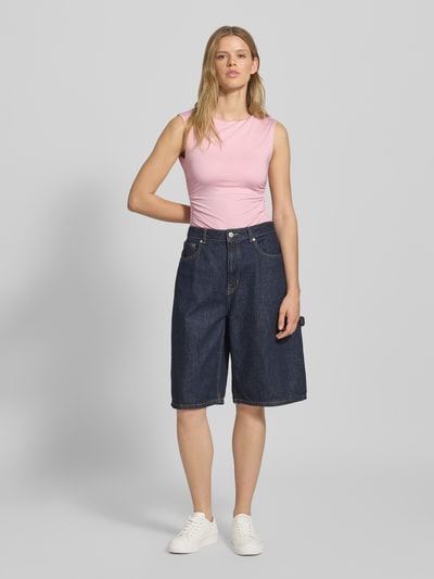 Gina Tricot T-Shirt mit rückseitigem Cut Out Hellrosa 1