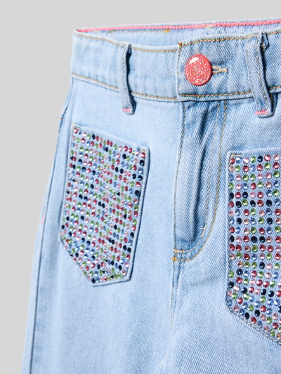 Produktfoto, jasnoniebieskie Jeansy z nakładanymi kieszeniami i obszyciem ozdobnymi kamieniami, bawełna, krój regular fit, detal z logo, szerokość w rozmiarze 116: 29 cm, długość wewnętrzna nogawki w rozmiarze 116: 47 cm, Jeans mit aufgesetzten Taschen und Ziersteinbesatz od Billieblush
