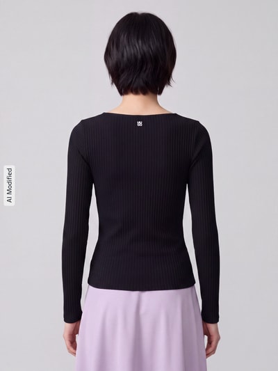 Frauenmodel trägt Slim Fit Langarmshirt aus Baumwoll-Mix Modell 'Dumille' von HUGO in Schwarz, Strukturmuster, Ganzkörperansicht Rückansicht, KI-modifiziertes Bild