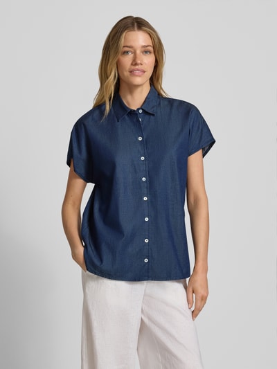 Vrouwenmodel draagt Relaxed Fit Bluse aus Lyocell-Baumwoll-Mix van Christian Berg Woman in denim-look met overhemdkraag en knoopsluiting, voorkant, borst tot heup, damesblouse, zachte textuur