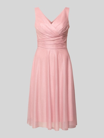 Produktfoto, Knielanges Cocktailkleid mit V-Ausschnitt von TROYDEN COLLECTION aus rosafarbenem Chiffon, tailliert, breite Träger, feine Textur.
