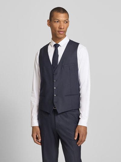 Männermodel trägt bodywarmer met materiaalmix met scheerwol, regular fit, model 'Totti' van CINQUE, V-hals en knoopsluiting, ruglengte bij maat 50: 58 cm, donkere kleur, gladde textuur, Ganzkörperansicht van voren.