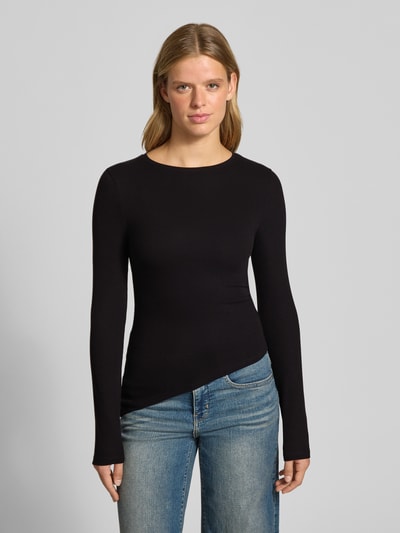 Vrouwenmodel draagt zwart shirt met lange mouwen van Topshop, Model 'RIA', Mix van viscose en elastaan, slim fit, riblook, asymmetrische look, ronde hals, ruglengte maat S: 55 cm, vooraanzicht van het hele lichaam.