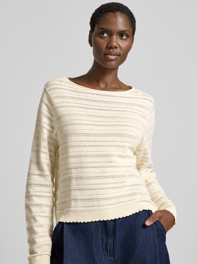 Modelka nosi Relaxed Fit Pullover aus Baumwoll-Mix od Tom Tailor Denim, damska bluzka z długim rękawem, kremowe pasy, faktura ażurowa, kolor jednolity, zbliżenie górnej części ciała, ujęcie z przodu.