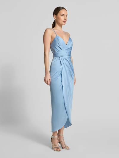 Frauenmodel trägt Cocktailkleid aus Satin in Wickel-Optik von V by Vera Mont in Hellblau, Gerader-Schnitt, Midikleid, Spaghettiträger, Rückenlänge 122 cm, Brustweite 36 cm, Ganzkörperansicht von vorne.