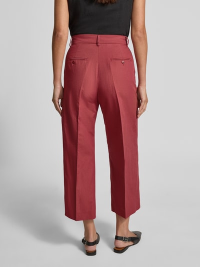 Vrouwenmodel draagt Regular Fit Leinenhose aus Baumwoll-Leinen-Mix Modell 'ZIRCONE' van Weekend Max Mara in effen rood, achteraanzicht.
