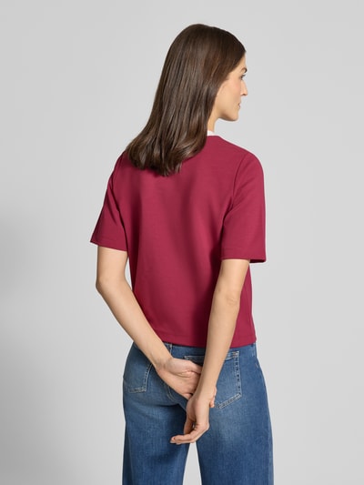 Vrouwenmodel draagt Regular Fit T-shirt met strass-steentjes van Marc Cain, mix van katoen en modal, ronde hals, Ganzkörperansicht Rückansicht.