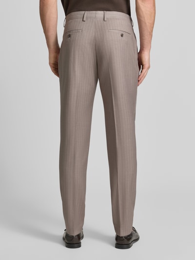 Männermodel trägt Anzughose mit Bügelfalten von MCNEAL in Beige mit feinem Streifenmuster, Gesäßtaschen, Ganzkörperansicht Rückansicht.