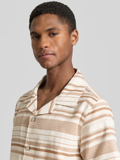 Männermodel trägt Regular Fit Freizeithemd mit Reverskragen Modell 'Carlo' von Zuitable, beige-brauner Allover-Look, Baumwoll-Mix, Nahaufnahme Oberkörper. Rückenlänge bei Größe M 70 cm, Schulterbreite 45 cm, Ärmellänge 26 cm.