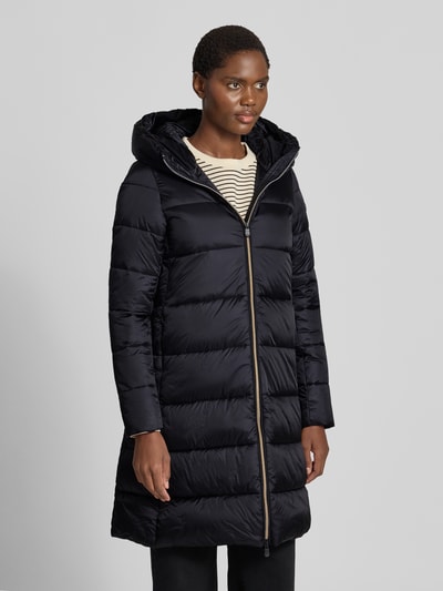 Frauenmodel trägt schwarzen Steppmantel mit Kapuze Modell 'LYSA' von Save The Duck, gerader Schnitt, Nahaufnahme Oberkörper.