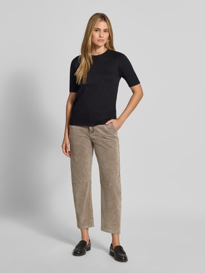Frauenmodel trägt Barrel Fit Cordhose aus Baumwoll-Mix von Buena Vista, Damen Cordhose, beige, lockere Passform, Ganzkörperansicht von vorne.