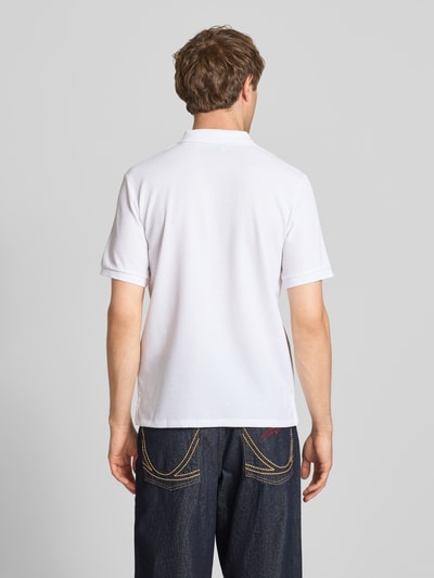 Männermodel trägt Regular Fit Poloshirt mit Reißverschluss Modell 'AUSTIN' von Jack & Jones in Weiß, Strukturmuster, Rückansicht.
