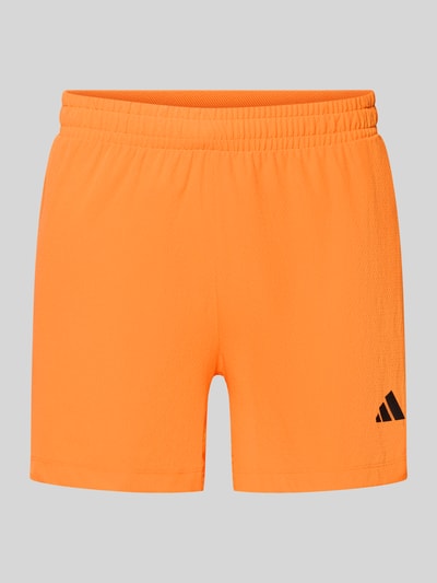 Produktfoto, Regular Fit Shorts mit Logo-Print Modell 'Power' von adidas Training in Orange, Strukturmuster, elastischer Bund, Eingrifftaschen, Logo-Print links, elastischer Material-Mix, Vorderansicht.
