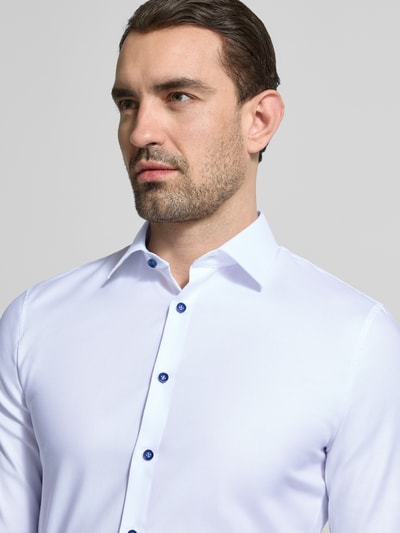 Mężczyznęmodel nosi Super Slim Fit Business-Hemd mit Kentkragen od OLYMP, mieszanka bawełny i elastanu, jednokolorowy, zbliżenie na górną część tułowia