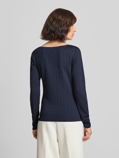 Frauenmodel trägt Regular Fit Longsleeve mit Strukturmuster von Emporio Armani in Dunkelblau, leicht elastisch, Rückenansicht, Ganzkörperansicht Rückansicht.