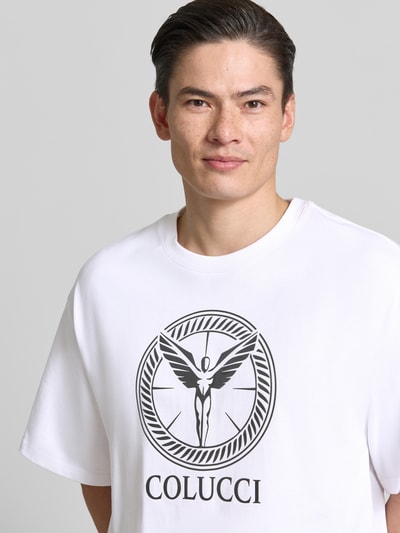 Männermodel trägt Herren T-Shirt mit Label-Print Modell 'IKARUS' von COLUCCI, Reine Baumwolle, Relaxed-Fit, Rundhalsausschnitt, Nahaufnahme Oberkörper.
