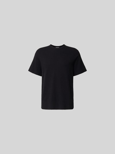 Produktfoto, Relaxed Fit T-Shirt mit Strukturmuster von Forét, Herren T-Shirt aus Reine Baumwolle, Logo-Stitching, Rundhalsausschnitt, Rückenlänge 69 cm, schwarze Farbe, feine Oberflächenstruktur