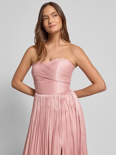 Frauenmodel trägt Abendkleid mit Seitenschlitz und Spaghettiträgern von Luxuar, A-Linie, schimmerndes Maxikleid, Nahaufnahme Oberkörper.