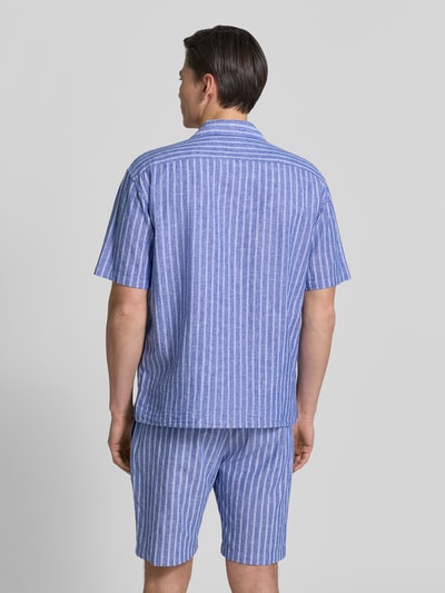 Männermodel trägt Regular Fit Freizeithemd aus Leinen-Baumwoll-Mix von MCNEAL in Blau mit weißen Streifen, strukturierte Oberfläche, Ganzkörperansicht Rückansicht. Rückenlänge 72 cm, Schulterbreite 53 cm, Ärmellänge 26 cm, Reverskragen, Knopfleiste.