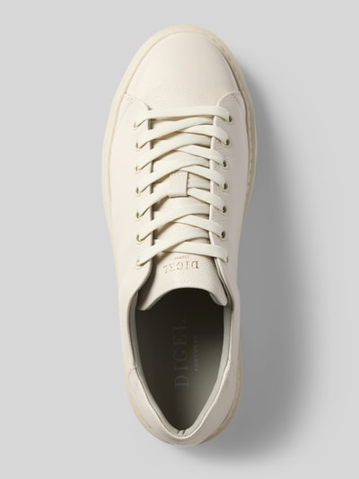 Produktfoto, Sneaker aus echtem Leder mit Logo-Detail Modell 'Sound' von DIGEL, biała skóra, zaokrąglony kształt, sznurowanie, wysokość obcasa w rozmiarze 44: 3 cm, wysokość cholewki w rozmiarze 44: 8 cm, szerokość w rozmiarze 44: 10 cm, widoczna faktura skóry