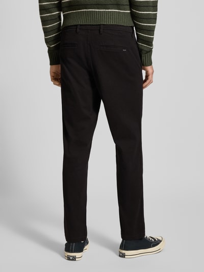 Männermodel trägt Straight Fit Chino mit Gesäßtaschen Modell 'Stollie' von JACK & JONES in Schwarz, Baumwoll-Mix, Ganzkörperansicht Rückansicht.