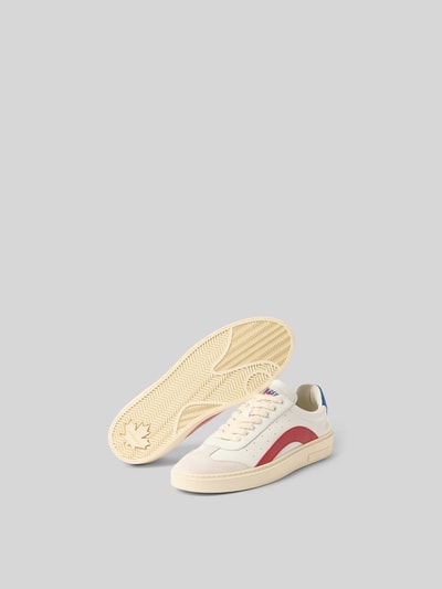 Produktfoto, Sneaker mit Schnürverschluss von Dsquared2, cremefarben mit rotem Detail, strukturierte Sohle, abgerundete Spitze, 4 cm Absatz, 7 cm Schafthöhe, Herrenschuh