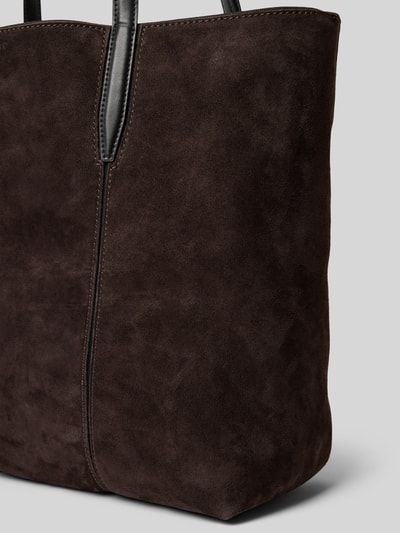 Produktfoto, Shopper aus Leder mit Logo-Prägung Modell 'UNA' von LIEBESKIND BERLIN, Dunkelbraunes beschichtetes Leder, strukturierte Oberfläche, offenes Hauptfach, Lange verstellbare Tragegriffe, Reißverschlussfach innen, Maße ca. 48 cm Breite, 36 cm Länge, 15 cm Tiefe, Schulterriemen 65 cm.