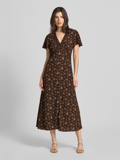 Vrouwenmodel draagt Midikleid aus Viskose mit floralem Muster van Jake*s Casual, zuiver viscose, a-lijn, bloemenmotief, v-hals, ruglengte maat 36: 131 cm, borstwijdte maat 36: 41 cm, mouwlengte maat 36: 22 cm, geheelvooraanzicht.