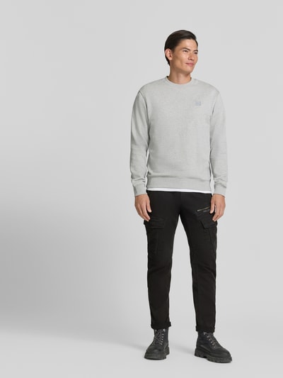 Mannenmodel draagt Slim Fit broek uit katoenmix in cargo-look van PME Legend, heren, zwart, knoop- en ritssluiting, bandwijdte maat 32/32 44 cm, binnenbeenlengte maat 32/32 80 cm, fullbody vooraanzicht.