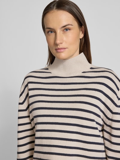 Frauenmodel trägt Regular Fit Turtleneck Pullover aus Baumwoll-Mix von Tom Tailor Denim mit gestreiftem Allover-Muster, Stricktextur, Nahaufnahme Oberkörper.