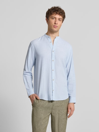 Männermodel trägt Regular Fit Freizeithemd aus Baumwoll-Leinen-Mix von Jack & Jones, hellblau, Stehkragen, Knopfleiste, Ganzkörperansicht von vorne, Modell SUMMER LINEN BLEND, Rückenlänge 75 cm, Schulterbreite 46 cm, Ärmellänge 65 cm, Größe M.