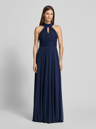 Modelka nosi Abendkleid mit rückseitiger Schnürung von TROYDEN COLLECTION, granatowy szyfon, krój slim fit, długość maxi, widok z przodu, całopostaciowy.